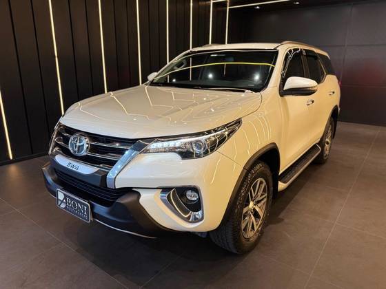 TOYOTA HILUX SW4 2.8 SRX 4X4 7 LUGARES 16V TURBO INTERCOOLER DIESEL 4P AUTOMÁTICO TOYOTA HILUX SW4 2.8 SRX 4X4 7 LUGARES 16V TURBO INTERCOOLER DIESEL 4P AUTOMÁTICO